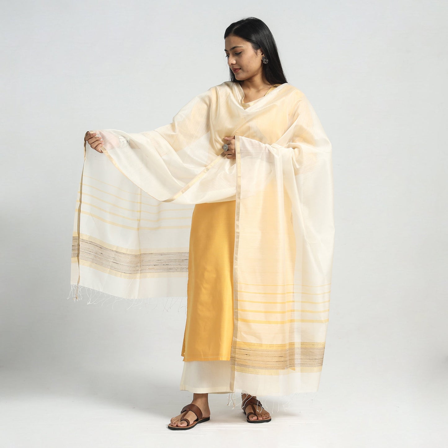 Buy Traditional Maheshwari Handloom Silk Cotton Zari Work Kurta with Dupatta Set Online at iTokri.com