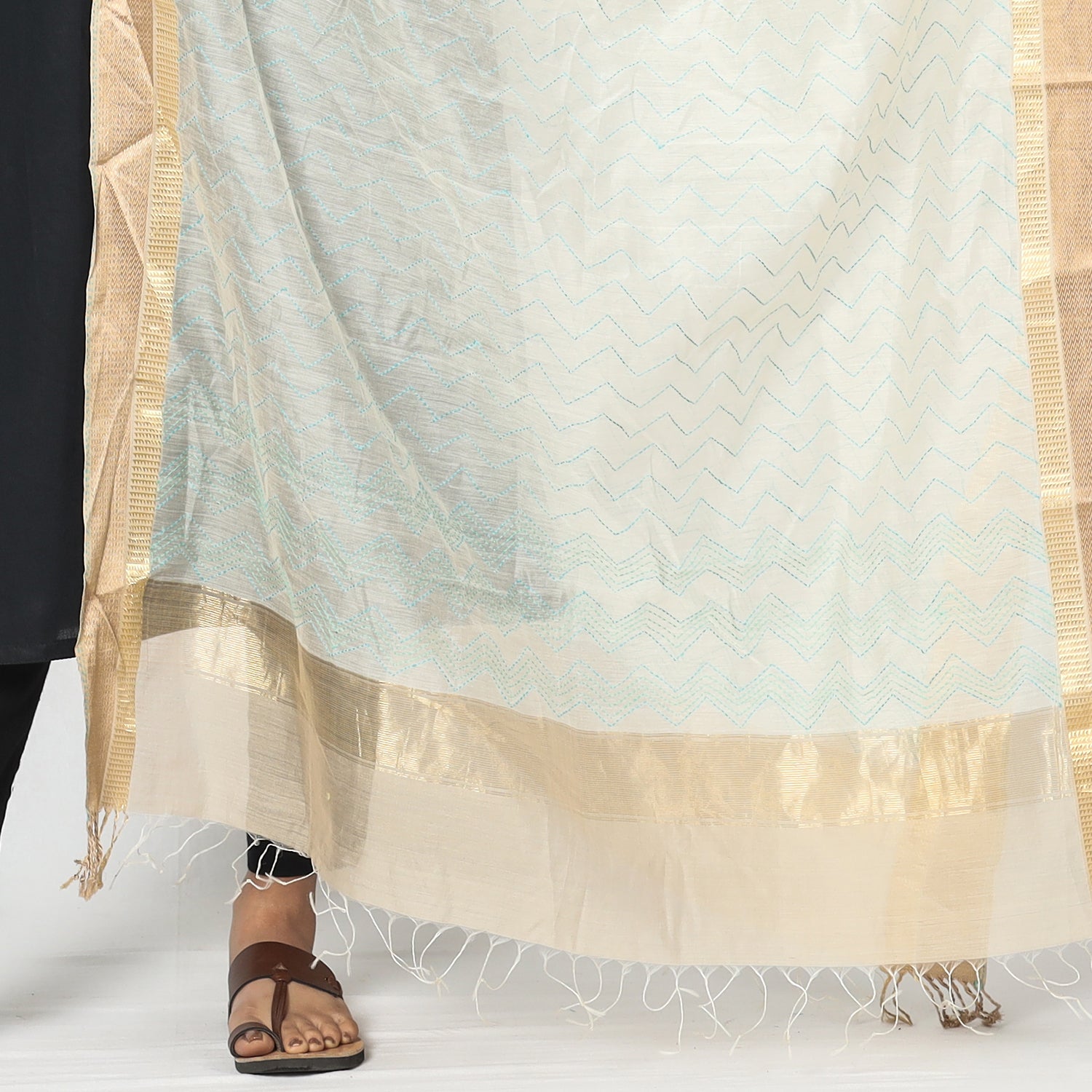  Kolaghat Kantha Zari Border Maheshwari Silk Dupatta with Tassels Online 