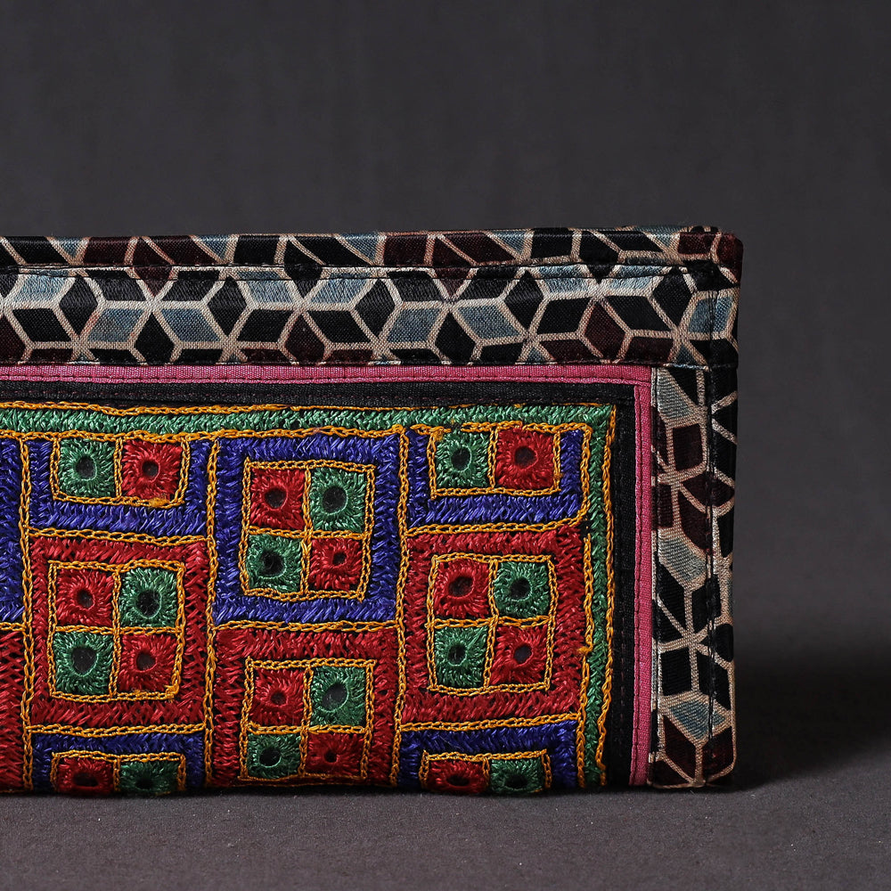 embroidery clutch 