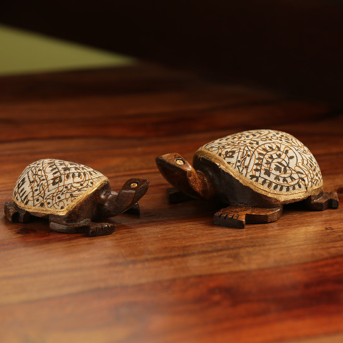 'The Talking Turtles' Hand Carved & Handpainted Cotton Cloth Showpiece In Eucalyptus Wood (Set of 2)