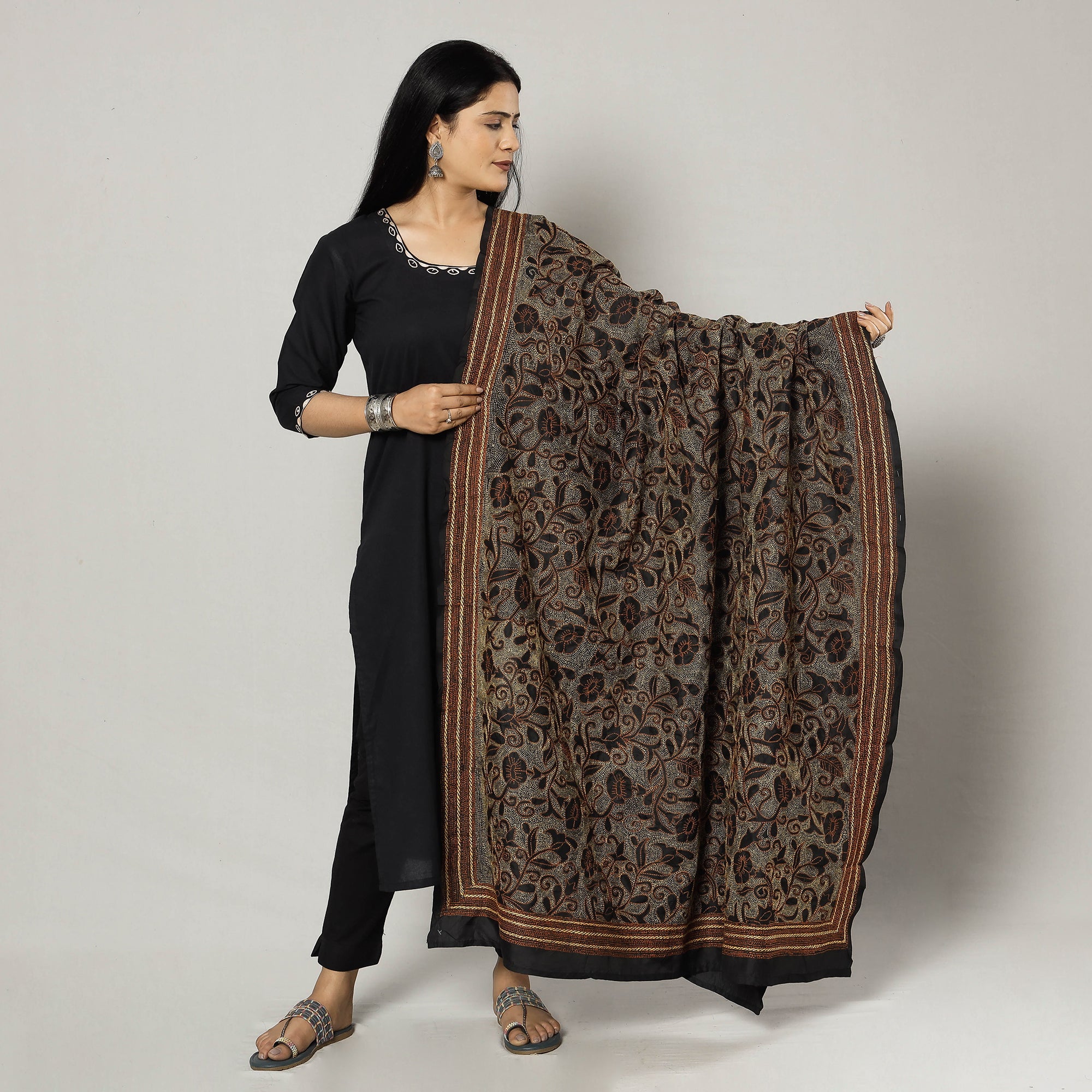 Buy Bengal Nakshi Kantha Tussar Silk Handloom Dupatta Online l iTokri.com