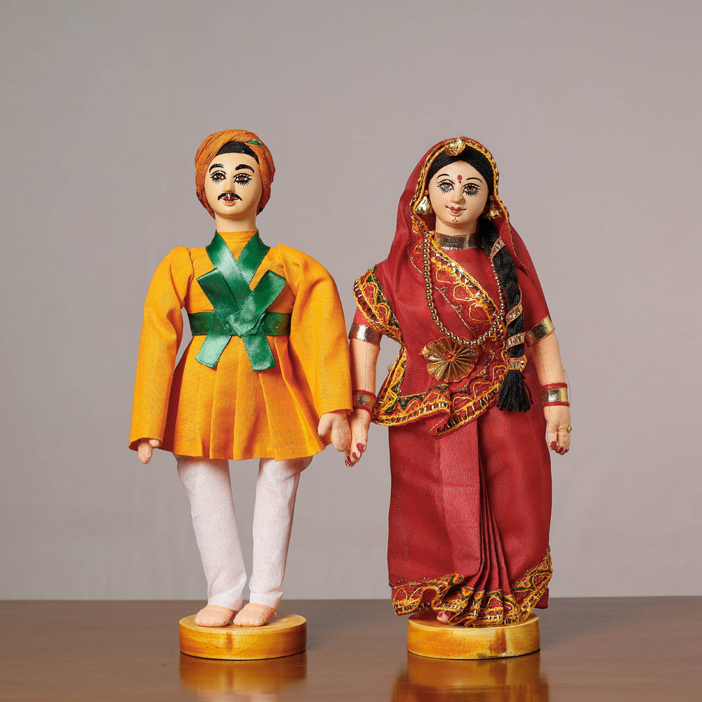 Maharashtra Man Woman Traditional Dress Standing Stock Vector (Royalty  Free) 1620775279 | Shutterstock