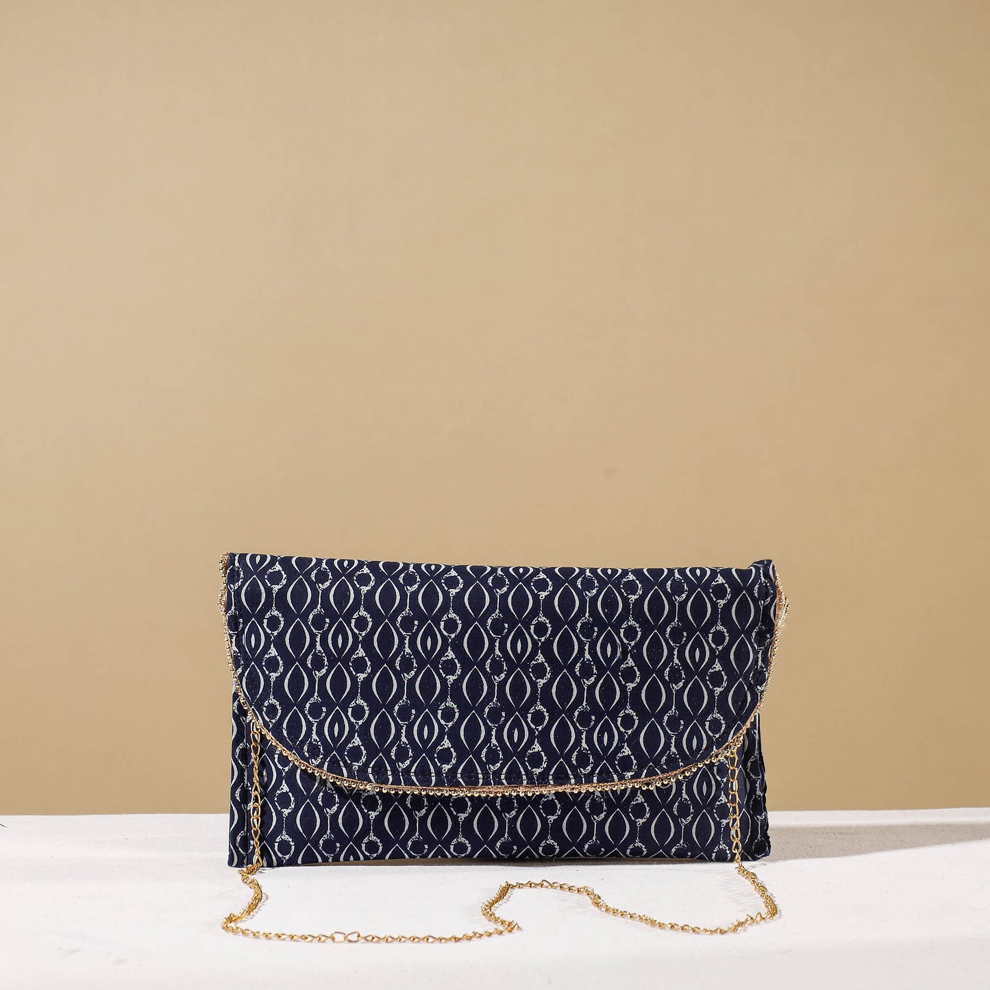 printed sling clutch