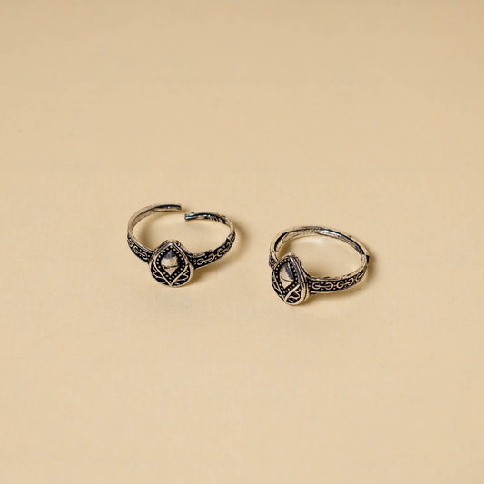 Antique Silver Finish Oxidised Brass Base Toe Ring (Adjustable)